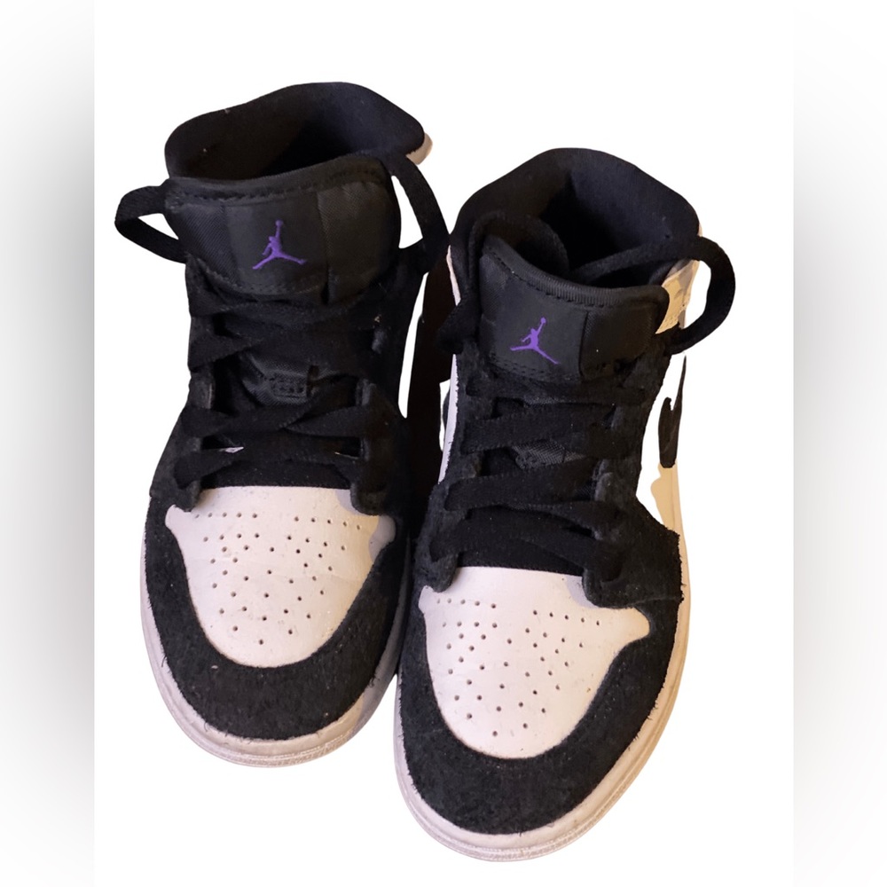 Air Jordan 1 Mid SE varsity purple
